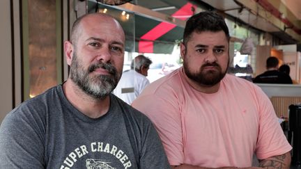 Guilherme Fullmann et Cayo Regonato, le 31 octobre 2022, dans un restaurant du quartier de Mooca à&nbsp;São Paulo (Brésil). (VALENTINE PASQUESOONE / FRANCEINFO)