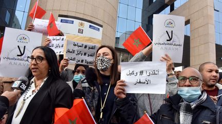 Des membres de l'Association nationale des agences de voyages du Maroc (ANAVM) protestent contre la fermeture des frontières lors d'une manifestation à Rabat, le 4 janvier 2022. (STR / AFP)