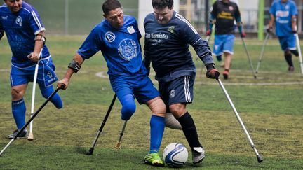 Des joueurs de l'&eacute;quipe nationale d'amput&eacute;s du Salvador &agrave; l'entra&icirc;nement &agrave;&nbsp;Ilopango (Salvador), le 18 juin 2014. (JOSE CABEZAS / AFP)