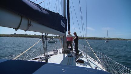 Yann Tiersen et Emilie Quinquis à bord de leur voilier, le Ninnog (France 3 Bretagne)