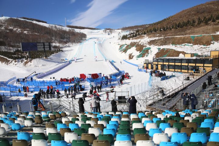 Aucune neige n'était tombée aux abords de la piste lors de la manche de Coupe du monde de ski cross organisée à&nbsp;Secret Garden, en Chine, le 25 novembre 2021. (The Yomiuri Shimbun via AFP)