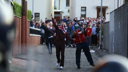 Des manifestants face aux policiers, le 13 juillet 2013 &agrave; Belfast, en Irlande du Nord. (CATHAL MCNAUGHTON / REUTERS)