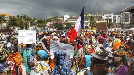 Une manifestation a rassemblé 3.000 personnes contre la suppression du visa Balladur lundi 25 septembre 2017 à Mamoudzou.
 (Ornella LAMBERTI / AFP)