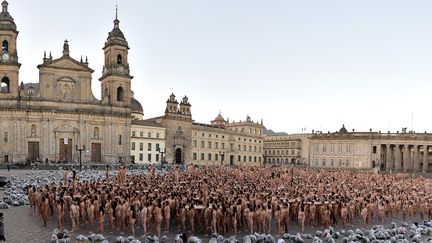 L'une des photos de Spencer Tunick, sur la Place Bolivar de Bogota, le 5 juin 2016.
 (STR / AFP)