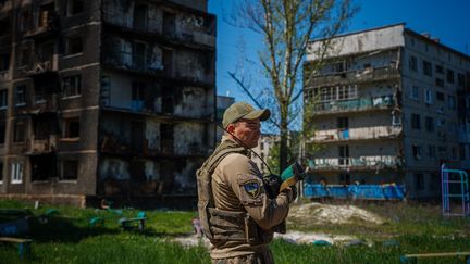 Un soldat ukrainien patrouille à Chasiv Yar, près de Bakhmout, dans l'est de l'Ukraine, le 3 mai 2023. (DIMITAR DILKOFF / AFP)