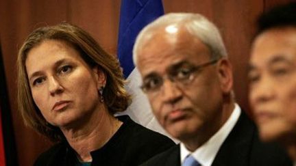 La négociatrice israélienne, Tzipi Livni, et son homologue palestinien, Saeb Erekat, le 15 août 2007 (avec à droite le ministre japonais Taro Aso) lors d'une conférence de presse à Jéricho le 15 août 2007. (AFP - Emilio Morenatti)