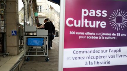 Le Pass culture permet aux jeunes d'acheter des livres dans cette librairie à Poitiers (Vienne), le 18 novembre 2021. (MATHIEU HERDUIN / LA NOUVELLE REPUBLIQUE / MAXPPP)