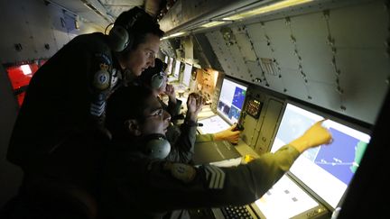 Des sp&eacute;cialistes de la surveillance radar participent aux rehcerches pour le vol MH370 de la Malaysia Airlines au dessus de l'oc&eacute;an Indien le 22 mars 2014. (JASON REED / REUTERS)