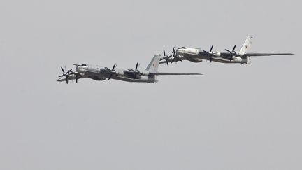 Des bombardiers russes lors d'un exercice militaire &agrave; l'ouest d'Almaty (Kazakhstan), le 3 octobre 2008. (SHAMIL ZHUMATOV / REUTERS)