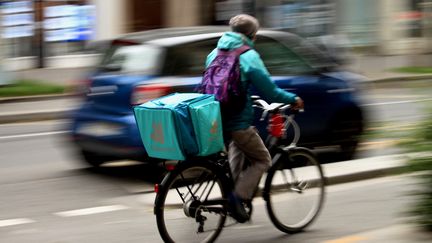 Un livreur de repas à vélo Deliveroo dans une rue de Paris. (AURÉLIEN ACCART / RADIO FRANCE)