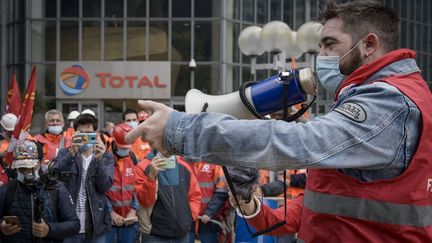 Des salariés de Total opposés à la stratégie de l'entreprise, dans la raffinerie de Grandpuits (Seine-et-Marne), le 6 octobre 2020. (JACOPO LANDI / NURPHOTO / AFP)