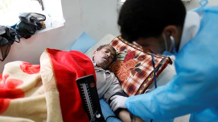 Un infirmier s'occupe d'un patient atteint de choléra dans un hôpital de Sanaa, la capitale du Yémen, le 6 mai 2017. (KHALED ABDULLAH / REUTERS)