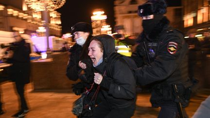 Arrestation d'une manifestante anti-guerre à Moscou (Russie) le 24 février 2022 (ALEXANDER NEMENOV / AFP)