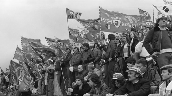 Les supporters de Bastia dans les gradins du stade de Furiani, le 26 avril 1978, lors de la finale de la Coupe d'UEFA face au PSV Eindhoven (Pays-Bas). (STF / AFP)