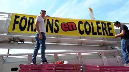 Les camions&nbsp;des forains avec des banderoles, le 23 mai.&nbsp; (BENJAMIN ILLY / FRANCE-INFO)