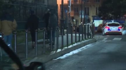 Des enfants venant du Maroc errent dans les rues de Paris. (CAPTURE D'ÉCRAN FRANCE 3)