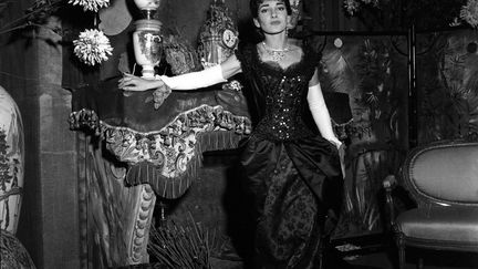 Entre 1950 et 1961, Maria Callas a interprété 23 rôles sur la scène de la Scala. C'est dans le théâtre milanais que sa réputation se forge et que ses talents expressifs et vocaux se développent. 
 (Teatro alla Scala)