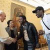 Le pape François rencontre des réfugiés hébergés par la communauté Sant'Egidio, le 17 décembre 2021, au Vatican. (VATICAN MEDIA / AFP)