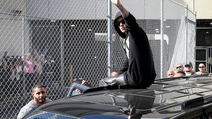 Le chanteur canadien Justin Bieber salue ses fans &agrave; sa sortie du centre correctionnel de Miami (Floride, Etats-Unis) o&ugrave; il &eacute;tait d&eacute;t&eacute;nu pour avoir conduit en &eacute;tat d'ivresse, le 23 janvier 2014. (JOE RAEDLE / GETTY IMAGES)