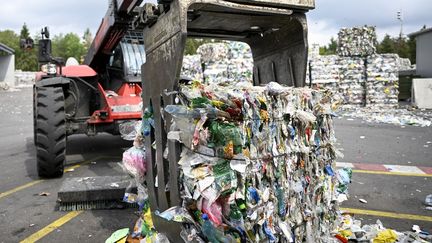 Un véhicule transporte une balle de déchets recyclables à Epinal (Vosges), le 26 juin 2024. (JEAN-CHRISTOPHE VERHAEGEN / AFP)