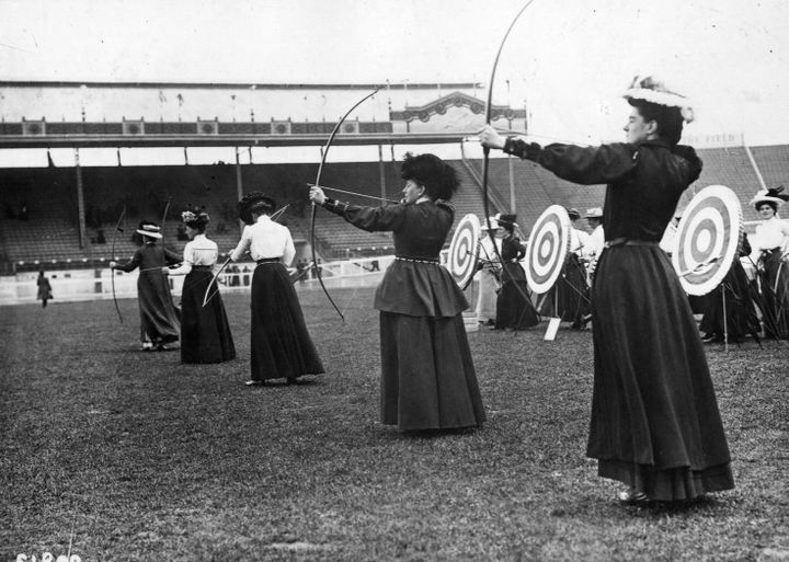 Des femmes archers participant au National Round, en 1908, remporté par la britannique Sybil Queenie Newall. (TOPICAL PRESS AGENCY / HULTON ARCHIVE CREATIVE / GETTY IMAGES)