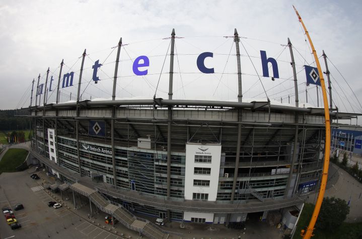 L'installation du nouveau nom sur le stade de Hambourg, le 24 septembre 2010. (CHRISTIAN CHARISIUS / REUTERS)