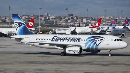 Un avion d'EgyptAir sur le tarmac de l'a&eacute;roport d'Istanbul (Turquie), le 20 mai 2016. (NICOLAS ECONOMOU / NURPHOTO / AFP)