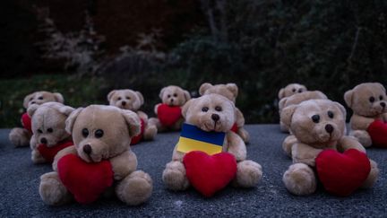 L'ONG Avaaz et des réfugiés ukrainiens déposent des ours en peluche à Bruxelles (Belgique), pour dénoncer la déportation d'enfants ukrainiens en Russie, le 23 février 2023. (VIRGINIE NGUYEN HOANG / HANS LUCAS / AFP)