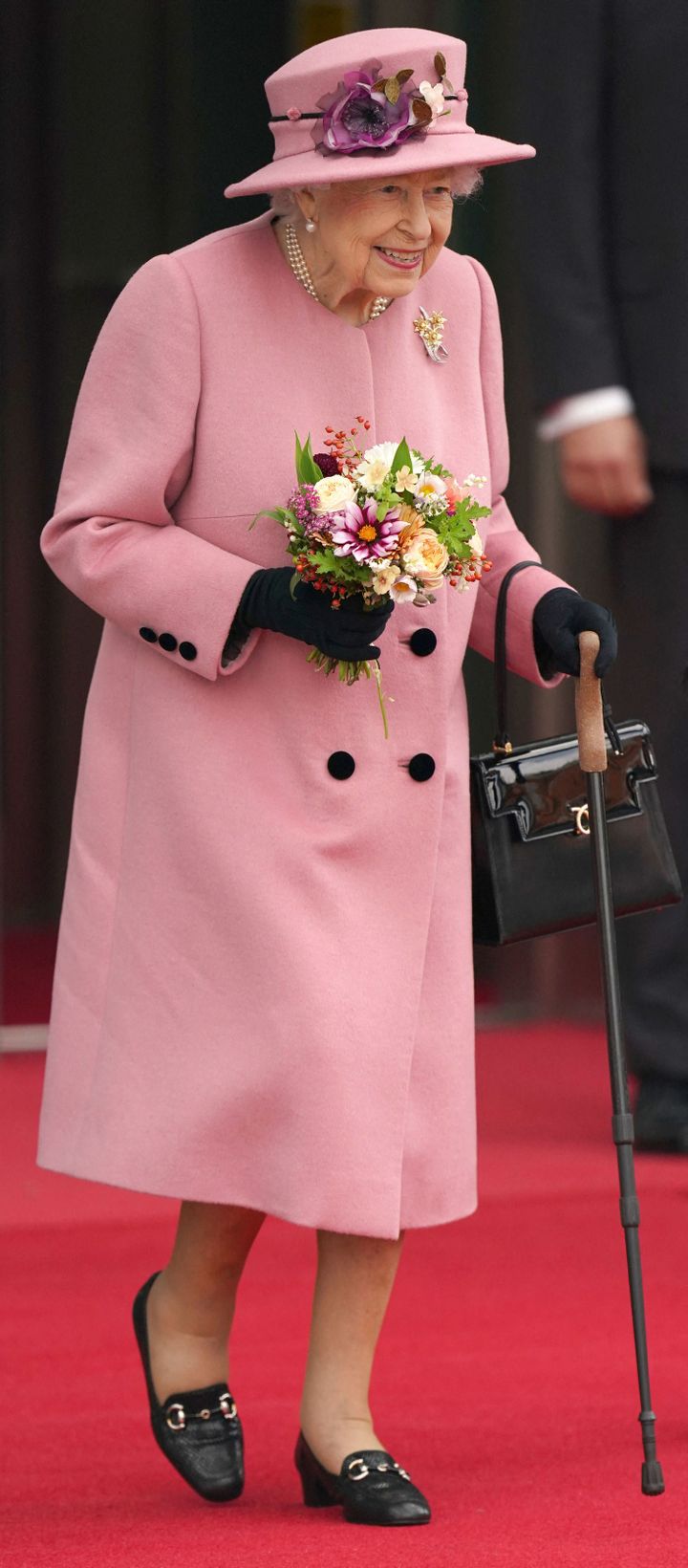 La reine Elizabeth II utilisant une canne en repartant de la cérémonie d'ouverture de la Senedd, le Parlement gallois, à Cardiff, le 14 octobre dernier. (JACOB KING / POOL / AFP)