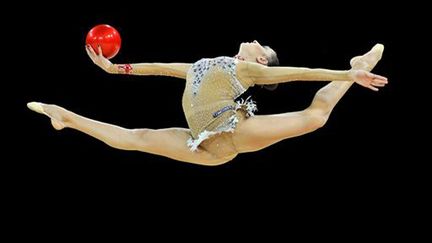 Une gymnaste à l'épreuve du ballon (SYLVAIN THOMAS / AFP)