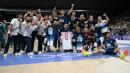 Surprise à Tokyo en 2021, l'équipe de France de volley a encore régalé à Paris. Les Bleus se sont adjugés une seconde médaille d'or consécutive aux Jeux olympiques. La bande à Earvin Ngapeth, Trévor Clévenot et Jean Patry a de nouveau été impressionnante en finale contre les numéros 1 mondiaux polonais (3-0). Record de médailles d'or égalé avec 15 unités. (MAURO PIMENTEL / AFP)