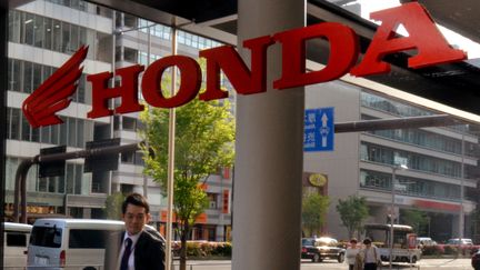 Le logo Honda dans une rue de Tokyo (Japon), le 26 avril 2013. (YOSHIKAZU TSUNO / AFP)