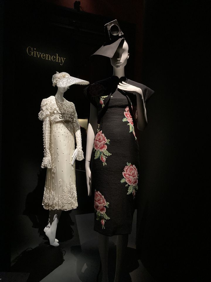 L'exposition "Stephen Jones, chapeaux d'artiste" au Palais Galliera : tenues Givenchy accessoirisées par Stephen Jones, le 17 octobre 2024. (CORINNE JEAMMET)