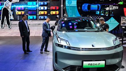 Une voiture Lynk & Co 08 EM-P est exposée lors du 20e Salon international de l'industrie automobile de Shanghai, à Shanghai, le 19 avril 2023. (HECTOR RETAMAL / AFP)