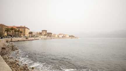 La plage d'Ajaccio, en Corse-du-Sud, le 29 mars 2024. (ALEXANDRA PADOVANI / HANS LUCAS / AFP)