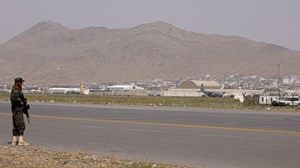 Un soldat taliban, le 11 septembre 2021 à l'aéroport de Kaboul (Afghanistan). (KARIM SAHIB / AFP)