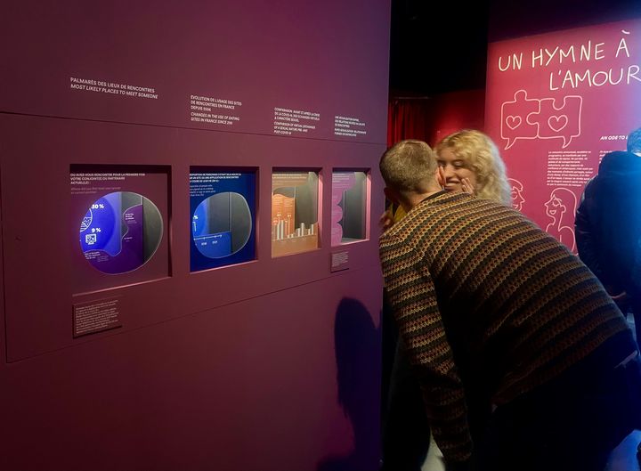 L'exposition "À nos amours" célèbre les relations de couples, mais aussi de famille et d'amitié. (INAS HAMOU ALDJA)