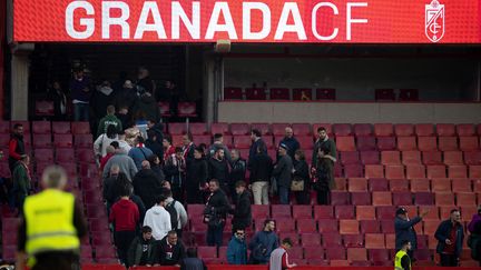 Les supporters de Grenade quittent le stade après l'arrêt de la rencontre face à Bilbao, le 10 décembre 2023. (JORGE GUERRERO / AFP)