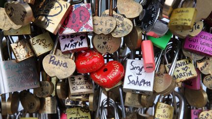 La Ville de Paris organise samedi la vente aux enchères solidaire des "cadenas d'amour " qui étaient accrochés sur des ponts parisiens jusqu'en 2015. (MAXPPP)