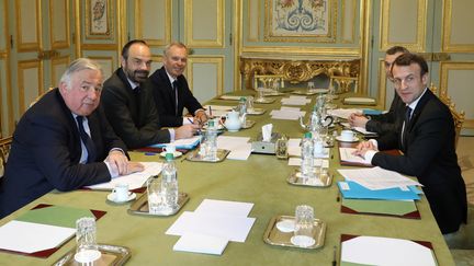 De gauche à droite, Gérard Larcher, Edouard Philippe, François de Rugy,&nbsp;Alexis Kohler et Emmanuel Macron, à l'Elysée, le 30 mars 2018. (LUDOVIC MARIN / AFP)