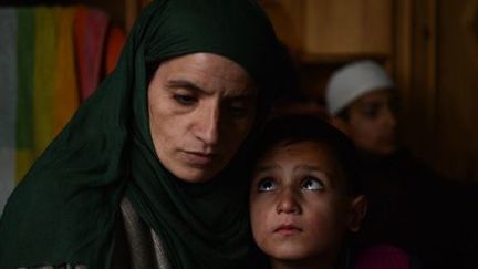 Hassina et son fils vivent à Dardpora, au Cachemire indien (22 décembre 2015). Le mari d’Hassina a disparu le 17 novembre 2015. ( AFP PHOTO / Tauseef MUSTAFA)