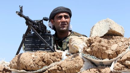 Un combattant kurde sur la ligne de front, &agrave;&nbsp;Bashiqa, &agrave; 13 km de Mossoul (Irak), mardi 12 ao&ucirc;t. (AHMAD AL-RUBAYE / AFP)