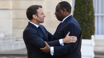 Le président français, Emmanuel Macron, salue son homologue sénégalais, Macky Sall, sur le perron de l'Elysée à Paris le 15 mai 2019.&nbsp; (ALAIN JOCARD / AFP)