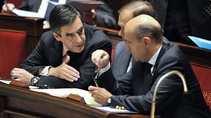 François Fillon à l'Assemblée avec le ministre de la Défense, Alain Juppé, le 23 novembre 2010. (AFP - BORIS HORVAT)