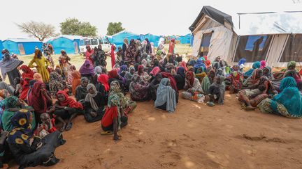 Des réfugiées soudanaises attendent la distribution de l'aide internationale au camp de réfugiés d'Ourang, près de la ville d'Adre, dans l'est du Tchad, le 15 août 2023. (MOHANED BELAL / AFP)