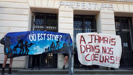 Banderoles devant la préfecture de Nantes (Loire-Atlantique) en hommage à Steve, disparu dans la Loire le 22 juin dernier lors d'affrontements avec la police en marge de la fête de la Musique. (GRÉGORY JULLIAN / FRANCE-BLEU LOIRE OCÉAN)