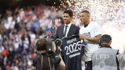 Nasser al-Khelaïfi, président du PSG (à gauche) et Kylian Mbappé, lors de la 38e journée de Ligue 1 de football, après le match de Paris face à Metz, au Parc des Princes, le 21 mai 2022.&nbsp; (OLIVIER ARANDEL / MAXPPP)