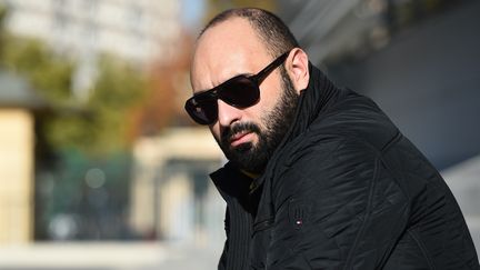 Mohamed Bouchenafa, père de la petite Marwa, le 17 novembre 2016 devant l'hôpital de la Timone à Marseille. (BORIS HORVAT / AFP)