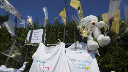 Hommage à la collégienne Lindsay, qui s'est donnée la mort à 13 ans, devant son établissement à Vendin-Le-Vieil (Pas-de-Calais), le 31 mai 20123. (COURBE / MAXPPP)