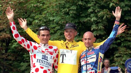 Le podium du Tour de France 1997 : Richard Virenque (G.), termine 2e, derri&egrave;re Jan Ullrich (C.) et devant Marco Pantani, le 27 juillet 1997, &agrave; Paris. (OLIVER BERG / DPA / AFP)